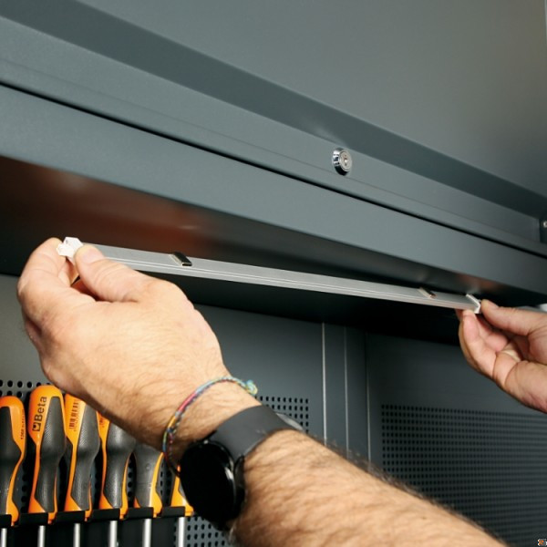 5000 RSC50/PLED Profilo in alluminio con strip LED per arredo officina